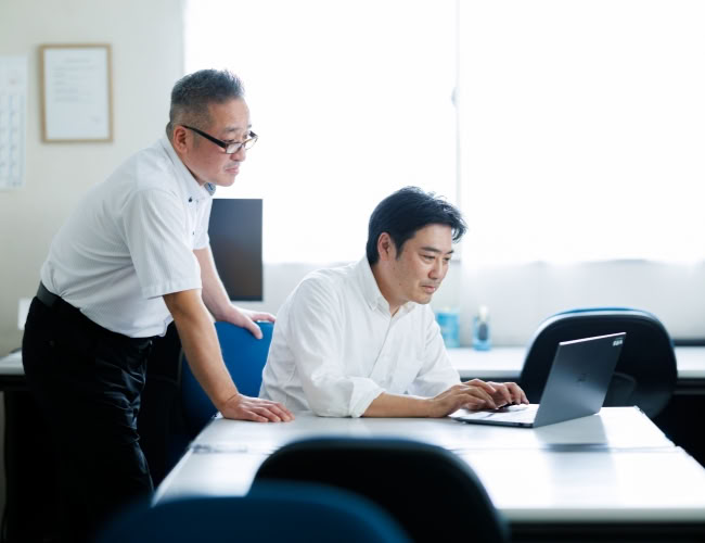 打ち合わせをする社員の様子