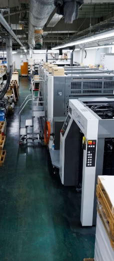 工場内に並ぶ大型印刷機