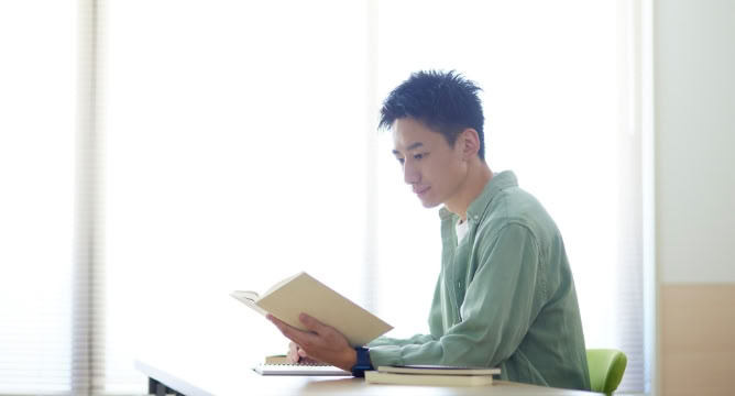 本を読む社員